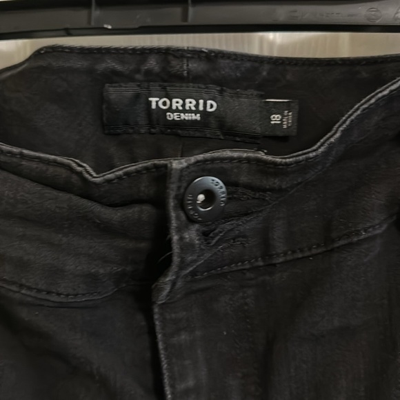 Torrid Denim Capris Size 18 Black 24 inch inseam - Picture 2 of 3